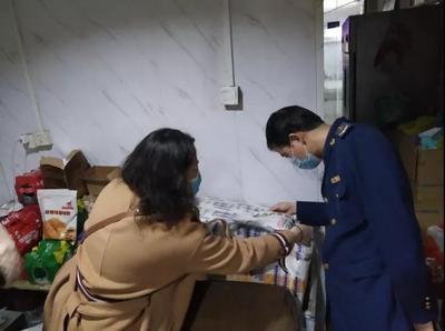 網(wǎng)紅炸雞店風(fēng)波背后 食品安全與網(wǎng)紅經(jīng)濟(jì)的雙重拷問(wèn)